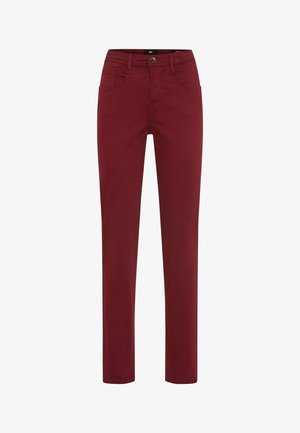 Pantalon en denim rouge au design ajusté, avec cinq poches, fermeture à bouton en métal et tissu légèrement extensible pour le confort.