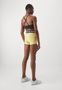 Nike Performance 365 SHORT - Leggings - saturn gold/white