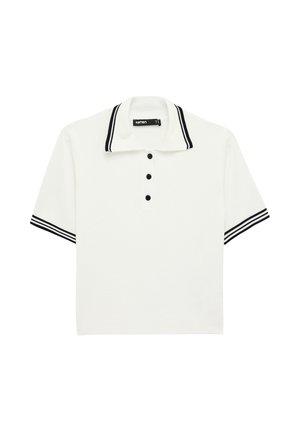 Polo bianca a maniche corte con rifiniture nere su colletto e maniche, e tre bottoni neri sulla patta frontale.