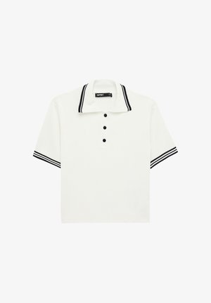 Polo bianca a maniche corte con rifiniture nere su colletto e maniche, e tre bottoni neri sulla patta frontale.