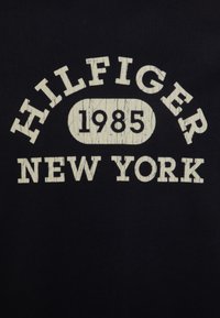 Tommy Hilfiger MONOTYPE COLLEGIATE TEE - Triko s potiskem - desert sky