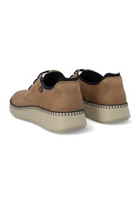 Zapatos de cuero color tan con punta redondeada, suela de goma crema y costuras oscuras en contraste. Presentan un diseño de tobillo bajo y cierre con cordones.