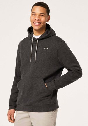 Dunkelgrauer Kapuzenpulli mit Kordeln, Fronttasche und kleinem Logo auf der Brust. Weiches Material, lockere Passform, gerippte Bündchen und Saum.