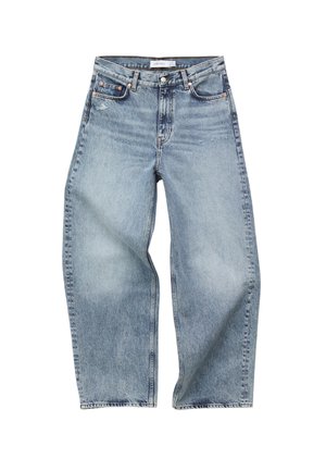 Lichtblauwe high-waist denim jeans met wijde pijpen, vijf zakken en een knoopsluiting, plat gelegd op een witte achtergrond.