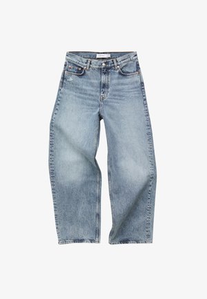 Jean en denim bleu clair taille haute avec jambes larges, cinq poches et braguette à boutons, posé à plat sur un fond blanc.