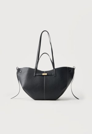 Zwarte gestructureerde leren shopper met twee lange handvatten, twee korte handvatten, witte stiksels en een kleine gouden rechthoekige sluiting in het midden.