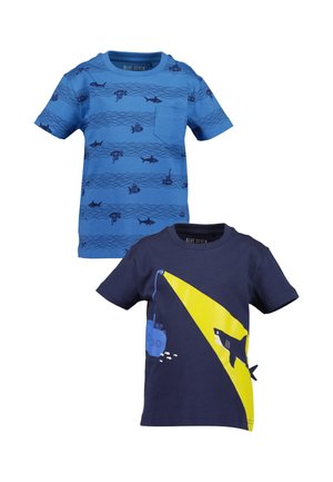 Twee kinder T-shirts: één lichtblauw met haaienpatronen en een voorzakje; de ander marineblauw met een gele onderzeeër en haaien grafisch ontwerp.