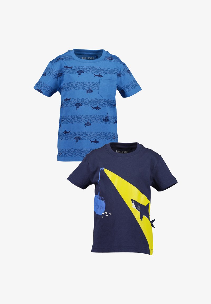Deux t-shirts pour enfants : l'un bleu clair avec des motifs de requins et une poche avant ; l'autre bleu marine avec un design graphique de sous-marin jaune et de requin.