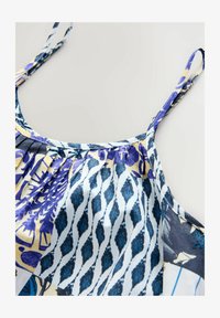 Seleccionado, ecru blue tile print