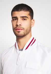 Alpha Industries HOOD DEFENSE - Leichte Jacke - white