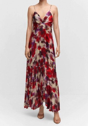 Robe maxi à bretelles fines, avec un tissu plissé aux couleurs rouge, violet et crème, dotée d'un décolleté en V profond et d'une silhouette fluide.