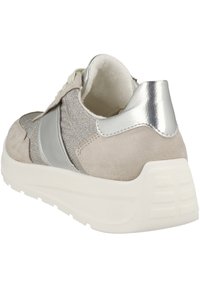 Baskets en daim et métalliques en beige clair et argent. Présentent une tige texturée avec une semelle intercalaire blanche épaisse et des accents métalliques.