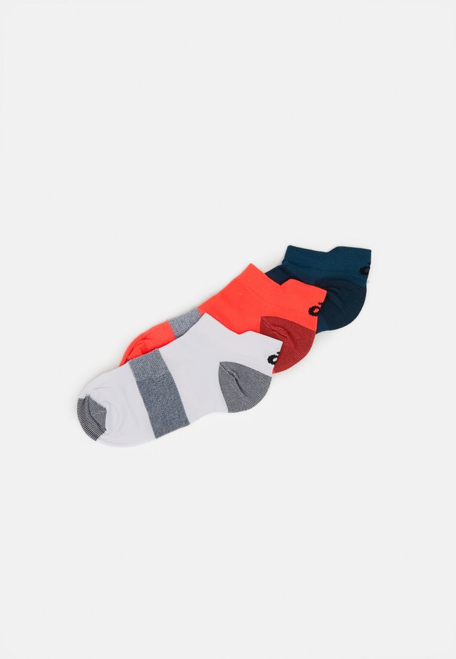 LYTE 3 PACK UNISEX - Sports socks - flash coral/white/magnetic blue