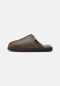 Unselected, stone oild antique