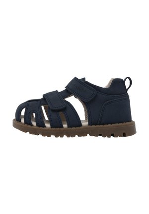 Granatowa dziecięca sandałka wykonana z materiału syntetycznego, z dwoma regulowanymi paskami na rzep, otwartym designem oraz gumową podeszwą z antypoślizgiem.