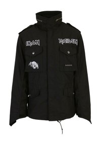 Juodas kariškas stiliaus švarkas su dviem priekinėmis kišenėmis, užtrauktuku kaklo srityje, siuvinėtu "Iron Maiden" logotipu ir dekoratyviniu raštu ant kairės kišenės.