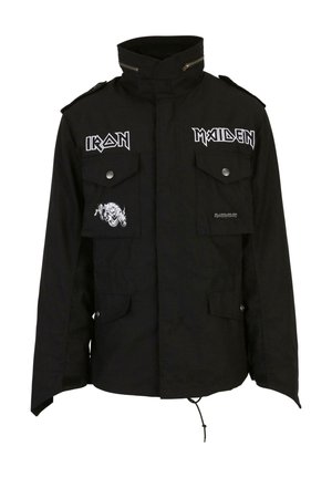Fekete katonai stílusú dzseki, két elülső zsebbel, cipzáras nyakkal, hímzett "Iron Maiden" logóval és díszítéssel a bal zsebén.
