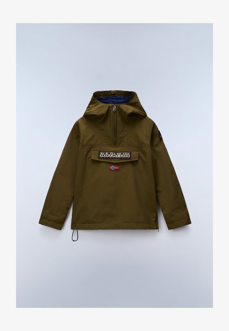 Veste à capuche vert olive avec fermeture éclair à moitié, poche rabat avant affichant le logo "Napapijri" et patch du drapeau norvégien sous la poche.