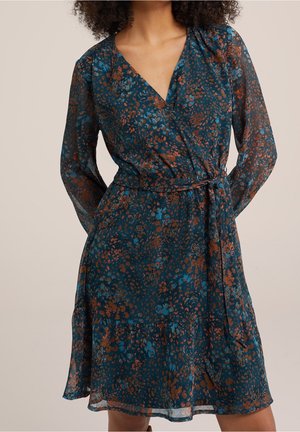 Mekko, jossa on kietaisumalli, tumman teal-värinen ja ruskea-sininen kukkakuvio. Mekossa on pitkät hihat, vyötäröllä solmittava nauha sekä röyhelöhelma.