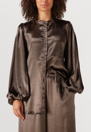 Bronzen satijnen blouse met lange pofmouwen, knoopsluiting aan de voorkant en bandkraag; heeft een soepele textuur en een relaxte pasvorm.