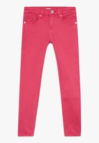 Jeans de denim rosa con un corte ajustado, que cuentan con cinco bolsillos, un cierre delantero con botón y detalles de costura sutiles.
