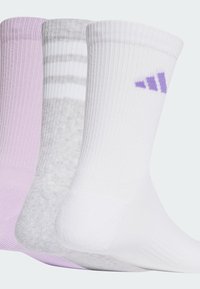 Tres pares de calcetines en púrpura claro, gris y blanco. Cada uno presenta una textura acanalada, con rayas en el par blanco y detalles del logo.