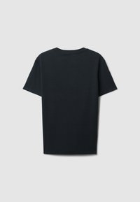 T-shirt nero a maniche corte realizzato in tessuto testurizzato; presenta un collo a giro e una vestibilità rilassata. La vista posteriore mostra linee pulite e nessuna decorazione.