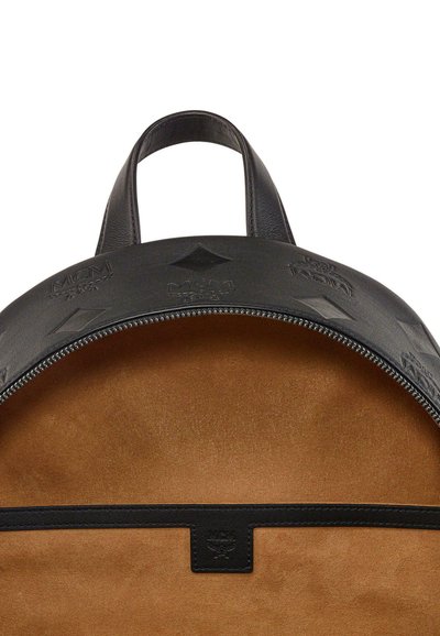 Zaino in pelle nera con motivi impreziositi, forma arrotondata, maniglia superiore, chiusura con cerniera e interno in suede beige.