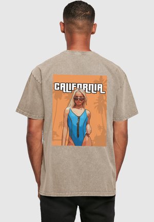Merchcode GRAND CALIFORNIA ACID WASHED HEAVY OVERSIZED TEE - T-shirts med print - darkkhaki