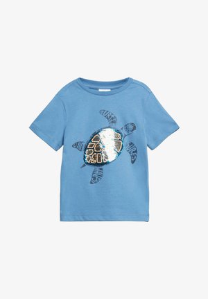 Blaues kurzärmeliges Kleinkind-T-Shirt mit einem Schildkröten-Design aus Pailletten, mit glänzenden wendbaren Pailletten und dunklem Drucktext auf den Flossen der Schildkröte.