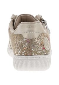 Sneaker beige con una superficie strutturata e scintillante, caratterizzata da un motivo decorativo. Suola bianca e chiusura con zip laterale.