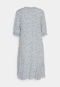 Blommig klänning med korta, puffiga ärmar, rund halsringning och svängdesign. Blå och vit blommönster på en ljus bakgrund.