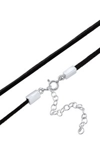 Svart mockahalsband med metallspännen i silverfärg och kedjeförlängning för justerbar längd. Slät textur och minimalistisk design.