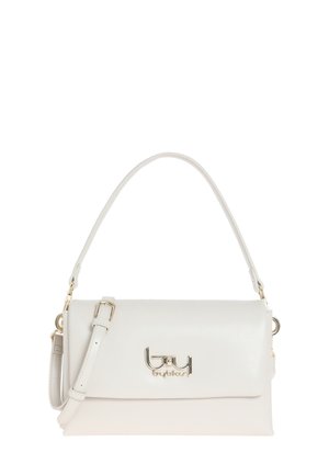 Borsa a tracolla in ecopelle bianca con dettaglio logato dorato, tracolla rimovibile e texture liscia. Forma rettangolare compatta, design minimalista.