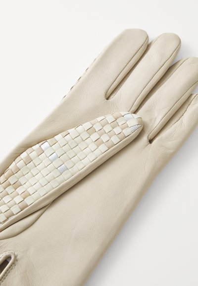 Cremfarbene Lederhandschuhe mit einem gewobenen, strukturierten Design auf der Handfläche. Die Finger sind gefüttert und weisen steppnahtliche Details sowie ein elegantes Finish auf.