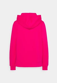 Sweat à capuche rose vif à manches longues, poignets côtelés et ourlet droit, vu de dos sur fond blanc.