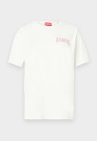 Λευκό κοντομάνικο t-shirt Diesel με κόκκινο κεντημένο λογότυπο στο αριστερό στήθος και κόκκινη ετικέτα στο εσωτερικό του γιακά.