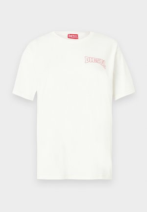 Λευκό κοντομάνικο t-shirt Diesel με κόκκινο κεντημένο λογότυπο στο αριστερό στήθος και κόκκινη ετικέτα στο εσωτερικό του γιακά.
