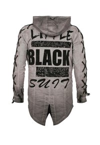 Graue Kapuzenjacke mit schwarzem Grafiktext, Schnürdetails an den Ärmeln und einem langen Rücken mit einem geschlitzten Saum. Der Text enthält "LITTLE BLACK SUIT."