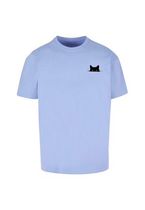 Helles blaues Baumwoll-T-Shirt mit kurzen Ärmeln und rundem Ausschnitt, das ein schwarz-weißes Katzenmotiv auf der linken Brustseite zeigt.