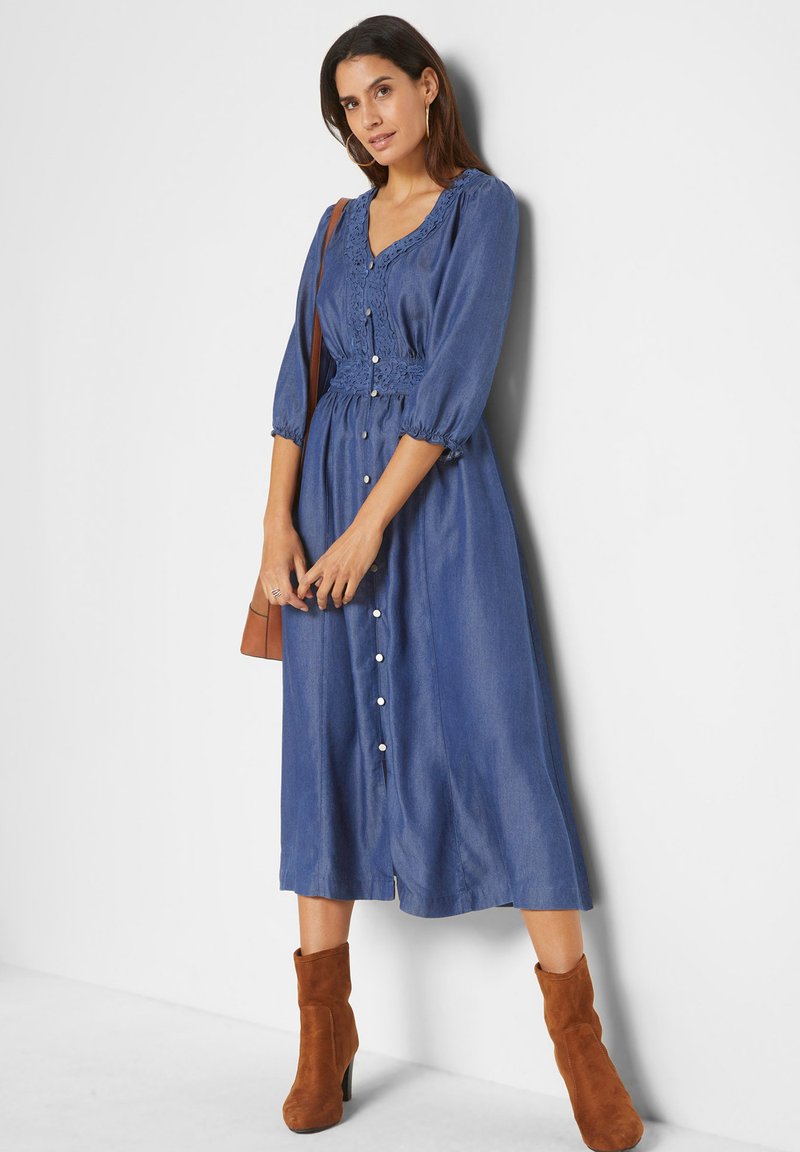 bonprix MIT SPITZENBÄNDERN Robe en jean blue/bleu marine ZALANDO.FR