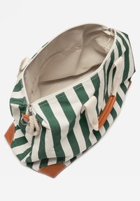 Borsa a duffel in tela con strisce verdi e bianche, dettagli in pelle marrone, manici color crema e chiusura con zip. Interno con scomparto foderato.