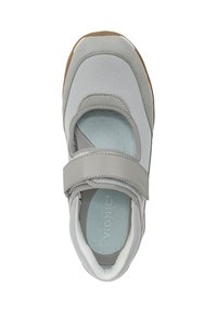 Sneaker grigio con cinturino in velcro, materiale in rete e camoscio, forma della punta rotonda, suola in gomma e interno imbottito per il comfort.
