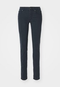 Jean droit bleu marine en tissu mélangé de coton, avec une fermeture à bouton sur le devant, cinq poches et des détails de couture minimalistes.