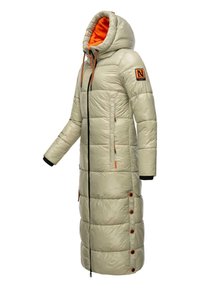 Lang gevoerd jasje in lichtbeige, met een oranje fleece-gevoerde capuchon, ritssluiting aan de voorkant, zwarte accenten en knopen langs de zijkant.