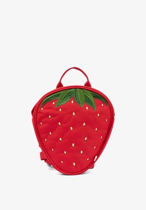 Sac à dos rouge en forme de fraise avec des détails de feuilles vertes et des motifs de graines jaunes, petite poignée supérieure et bretelles réglables.