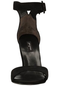 Sandelias de tacón alto de ante negro con correa en el tobillo, punta abierta y plantilla de cuero suave. Presentan un diseño minimalista con una silueta elegante.