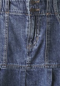 Hollister Co. PLEATED UTILITY SKIRT - Falda plisada - medium denim
