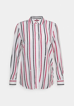 Witte blouse met lange mouwen, knoopsluiting, verticale rode en zwarte gestippelde strepen en een klassieke kraag op een effen achtergrond.