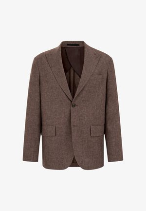 Bruine enkelrijige blazer met inkeping revers, twee klepzakken aan de voorkant en een enkele knoopsluiting, weergegeven op een witte achtergrond.